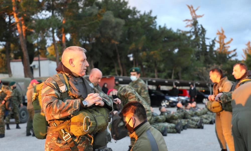 Πήδηξε με αλεξίπτωτο μαζί με "βατράχια" ο Α/ΓΕΕΘΑ Φλώρος - Βίντεο-Εικόνες